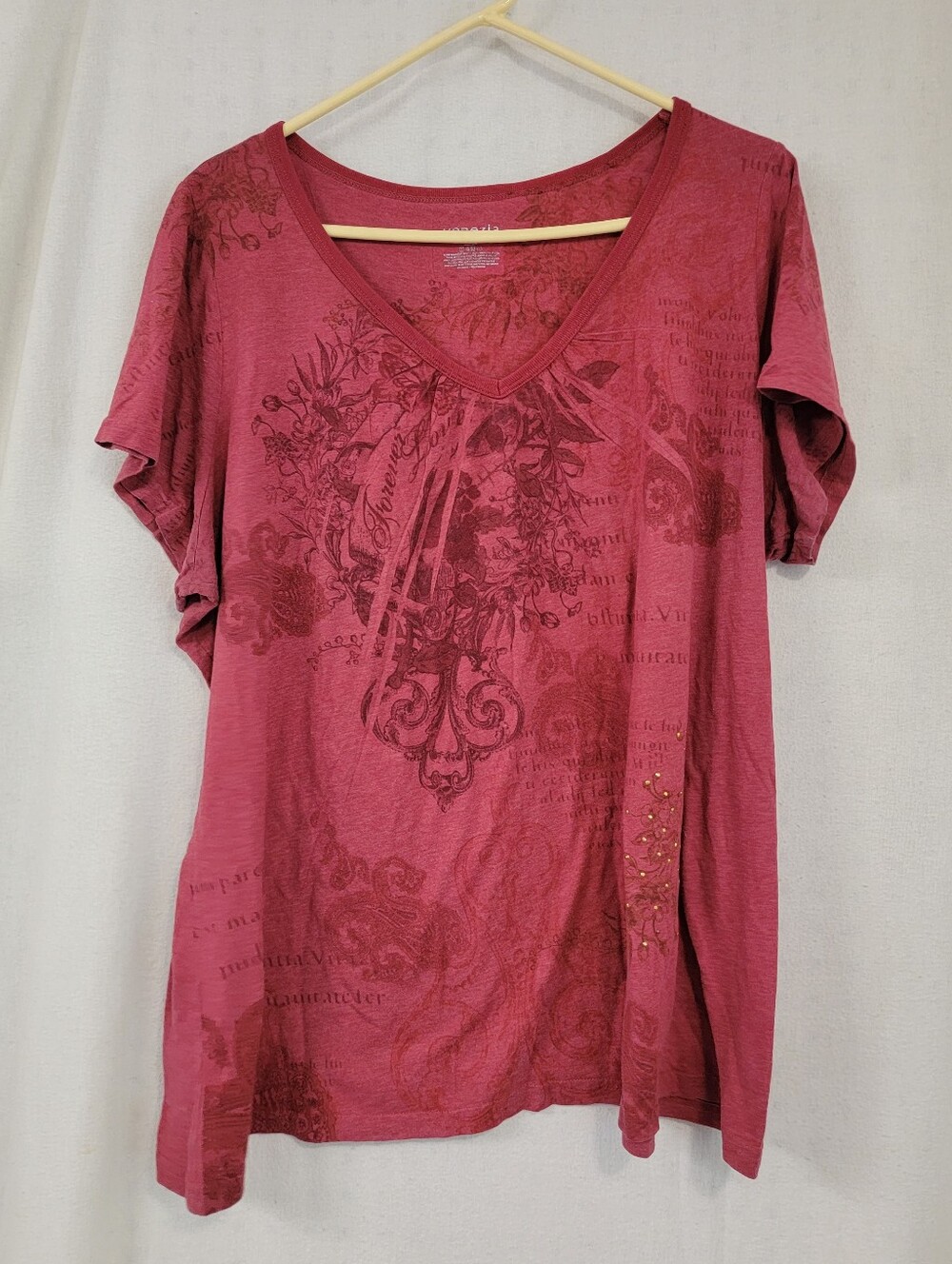 Venezia V-Neck Graphic Tee in Raspberry